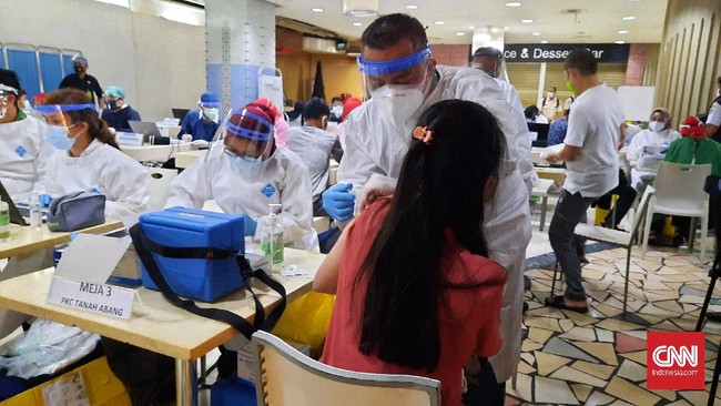 Epidemiolog menilai vaksinasi terhadap keluarga anggota DPR salah sasaran karena tak termasuk prioritas penerima vaksin.