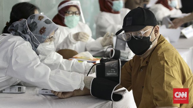 Asosiasi UMKM Indonesia (Akumindo) meminta pemerintah tidak hanya memberikan vaksin virus corona ke pedagang pasar saja, tetapi juga pedagang di pinggir jalan.