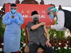 Momen Wapres Maruf Amin Divaksinasi Corona