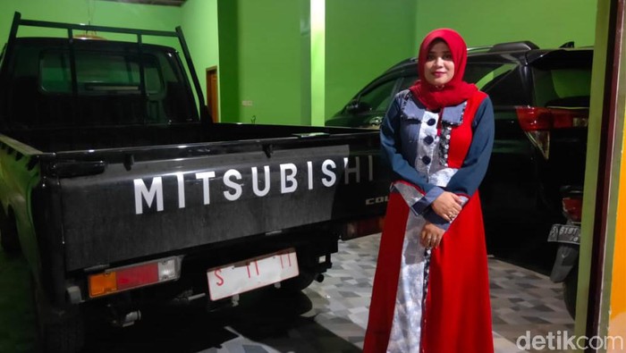Warga Desa Sumurgeneng, Kecamatan Jenu beramai-ramai memborong mobil baru hingga videonya viral. Salah satunya Siti Nurul Hidayatin (32) yang membeli 3 mobil.