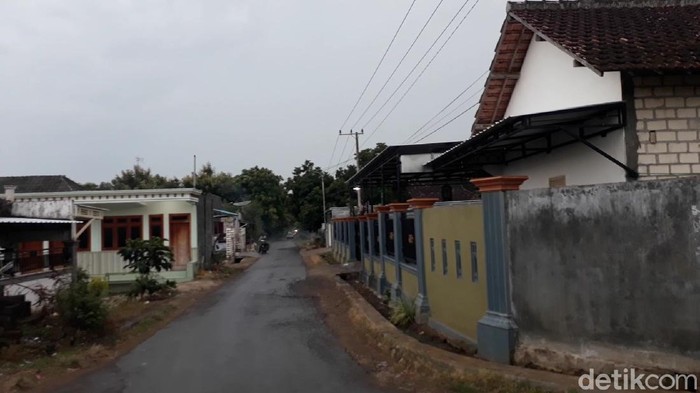Desa Sumurgeneng di Kecamatan Jenu, Tuban kini menjadi perhatian. Sebab, video warganya beramai-ramai memborong mobil tengah viral.
