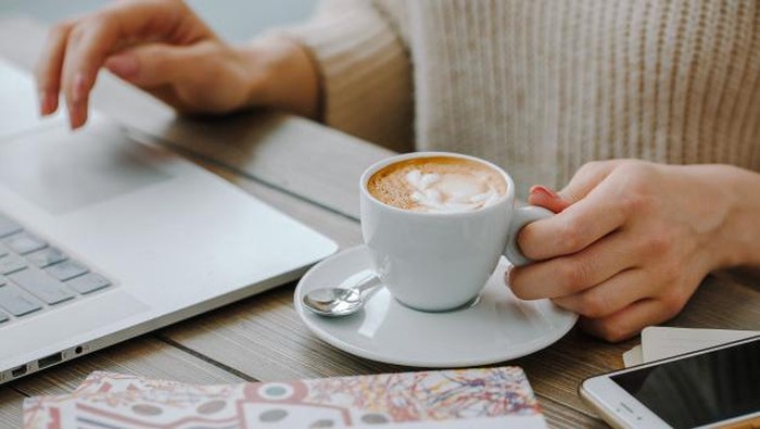 4 Tips Menjaga Kesehatan Gigi dan Mulut Bagi Pencinta Kopi, Yuk Terapkan!
