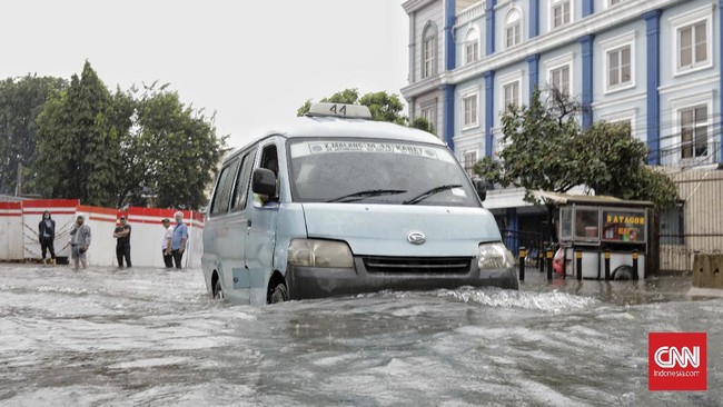 Di luar isu lingkungan dan lainnya seperti tata kelola kota, BMKG menilai ada tiga faktor lain penyebab banjir Jakarta berkenaan dengan alam.
