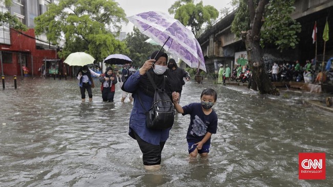 Sebanyak 11 RW di wilayah Jakarta Barat terendam banjir hingga 70 cm imbas hujan deras yang mengguyur sejak Jumat (19/2) dini hari.