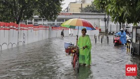 FOTO: Banjir Jakarta, Kali Meluap Rendam Kawasan Tebet
