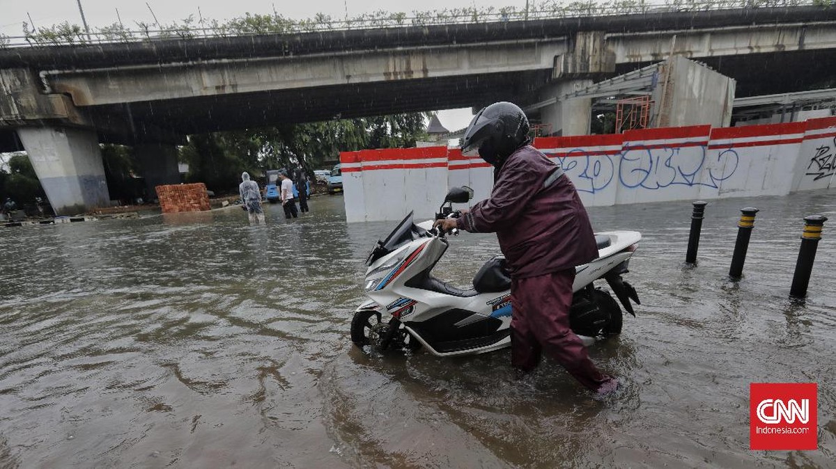 FOTO: Banjir Jakarta, Kali Meluap Rendam Kawasan Tebet