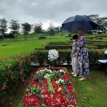 Momen BCL dan Keluarga Ziarah ke Makam Ashraf Sinclair