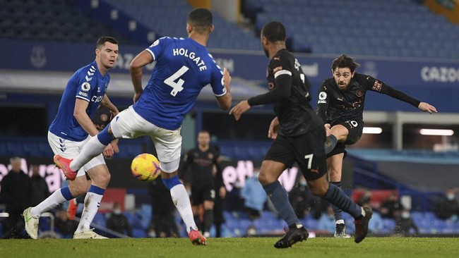 Manchester City bisa menjaga mimpi meraih quadruple bila mampu menaklukkan Everton di perempat final Piala FA.