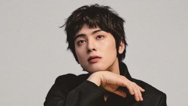 img-title Gaya Rambut Baru Cha Eun Woo di Pemotretan Majalah Bikin Pangling