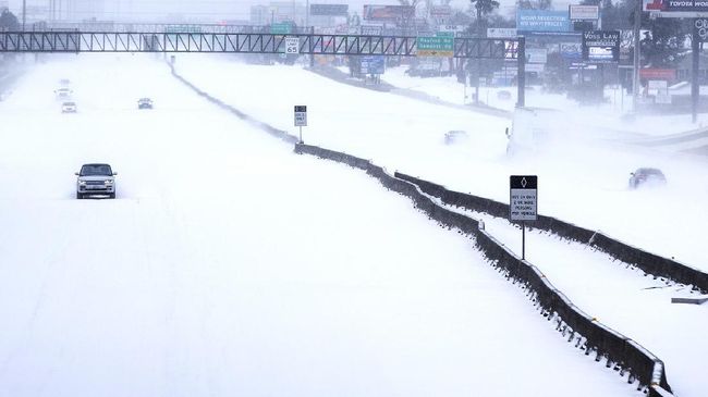 Menggigil Kedinginan di Kota Koboi Sejak Jumat pekan lalu kota Houston di Texas, AS, mengalami cuaca dingin yang ekstrem. Puncaknya Senin pekan ini, saat suhu mencapai -9 derajat Celcius.