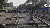 FOTO: Demonstran Anti-kudeta Blokade Rel Kereta di Myanmar Pengunjuk rasa anti-kudeta membuat lumpuh perjalanan rel kereta api di Kota Mandalay, Myanmar, dengan menduduki rel.