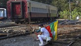 FOTO: Demonstran Anti-kudeta Blokade Rel Kereta di Myanmar Pengunjuk rasa anti-kudeta membuat lumpuh perjalanan rel kereta api di Kota Mandalay, Myanmar, dengan menduduki rel.