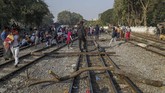 FOTO: Demonstran Anti-kudeta Blokade Rel Kereta di Myanmar Pengunjuk rasa anti-kudeta membuat lumpuh perjalanan rel kereta api di Kota Mandalay, Myanmar, dengan menduduki rel.