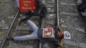 FOTO: Demonstran Anti-kudeta Blokade Rel Kereta di Myanmar