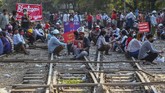 FOTO: Demonstran Anti-kudeta Blokade Rel Kereta di Myanmar Pengunjuk rasa anti-kudeta membuat lumpuh perjalanan rel kereta api di Kota Mandalay, Myanmar, dengan menduduki rel.