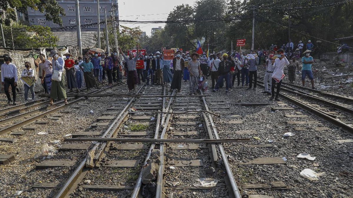 FOTO: Demonstran Anti-kudeta Blokade Rel Kereta di Myanmar
