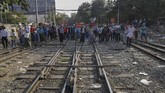 FOTO: Demonstran Anti-kudeta Blokade Rel Kereta di Myanmar Pengunjuk rasa anti-kudeta membuat lumpuh perjalanan rel kereta api di Kota Mandalay, Myanmar, dengan menduduki rel.