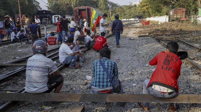 FOTO: Demonstran Anti-kudeta Blokade Rel Kereta di Myanmar
