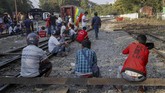 FOTO: Demonstran Anti-kudeta Blokade Rel Kereta di Myanmar Pengunjuk rasa anti-kudeta membuat lumpuh perjalanan rel kereta api di Kota Mandalay, Myanmar, dengan menduduki rel.