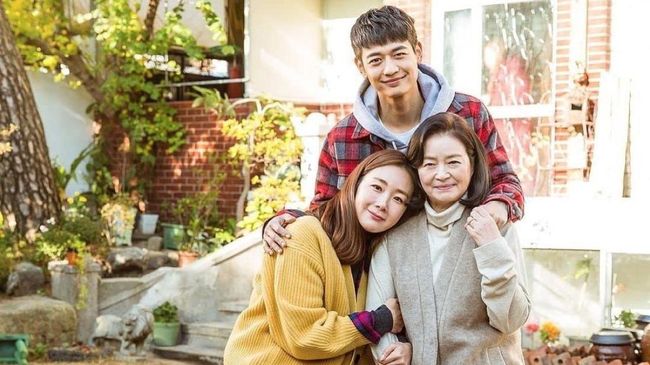 Salah satu jenis drama Korea yang digandrungi penonton adalah yang mampu membuat penonton sedih, termasuk 7 drakor paling sedih berikut ini.