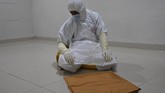 FOTO: Perjuangan Nakes Obati Luka Setahun Corona Tenaga kesehatan berdiri di barisan depan dalam menangani pandemi Covid-19. Segala tenaga tercurah, bahkan hingga bertaruh nyawa.