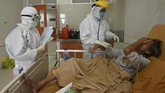FOTO: Perjuangan Nakes Obati Luka Setahun Corona Tenaga kesehatan berdiri di barisan depan dalam menangani pandemi Covid-19. Segala tenaga tercurah, bahkan hingga bertaruh nyawa.