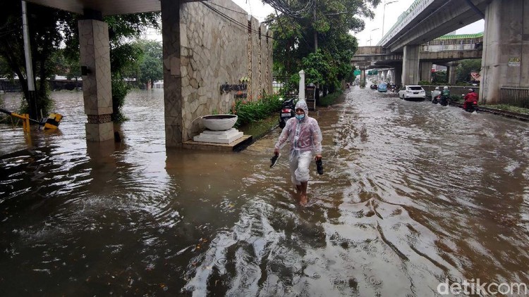 Hujan deras dengan intensitas yang tinggi membuat jalan Kapt Tendean Jakarta Selatan juga tergenang banjir yang cukup tinggi. Lalu lintas pun tersendat.