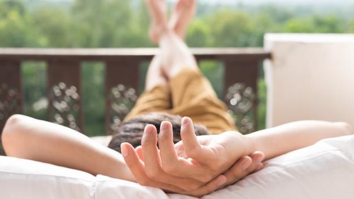 5 Bahaya yang Mengintai Kaum Rebahan, Hati-hati Ladies!