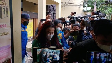 img-title Pakai Baju Tahanan, Jennifer Jill Jalani Tes Kesehatan