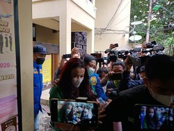 Pakai Rompi Tahanan, Jennifer Jill Dibawa ke Klinik Polres Jakbar