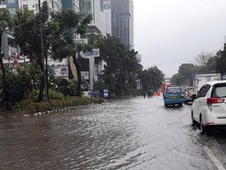 Jalan DI Panjaitan Cawang Tergenang Air, Masih Bisa Dilintasi Kendaraan