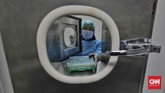 FOTO: Kesibukan di Laboratorium Covid-19 Jakarta Kementerian Kesehatan (Kemenkes) sejauh ini telah menyebar 612 jejaring laboratorium untuk pemeriksaan spesimen COVID-19 di seluruh Indonesia.
