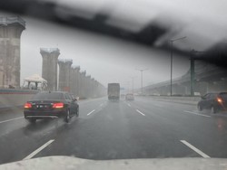 11-12 dengan Orang Indonesia, Pemobil Malaysia Masih Nyalakan Lampu Hazard saat Hujan