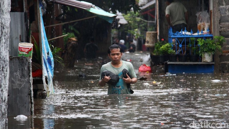 Banjir merendam kawasan Pasar Kambing Mampang, Jakarta Selatan. Sejumlah warga tampak beraktivitas di tengah banjir yang merendam kawasan tersebut.