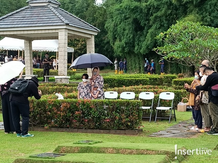 Peringati 1 Tahun, BCL Nyekar ke Makam Ashraf Sinclar Peringati 1 Tahun, BCL Nyekar ke Makam Ashraf Sinclar