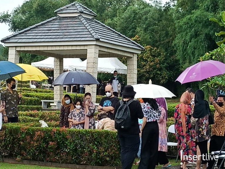 Peringati 1 Tahun, BCL Nyekar ke Makam Ashraf Sinclar Peringati 1 Tahun, BCL Nyekar ke Makam Ashraf Sinclar