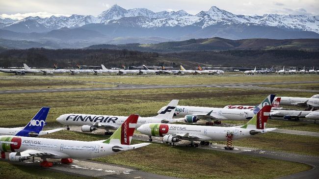 Di lereng Pegunungan Pyrenees yang tertutup salju, pemandangan lusinan pesawat yang berbaris terlihat seperti mainan dalam rak.