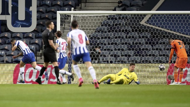 Juventus tertinggal 0-1 dari FC Porto di babak pertama dalam leg pertama 16 besar Liga Champions di Stadion Dragao.