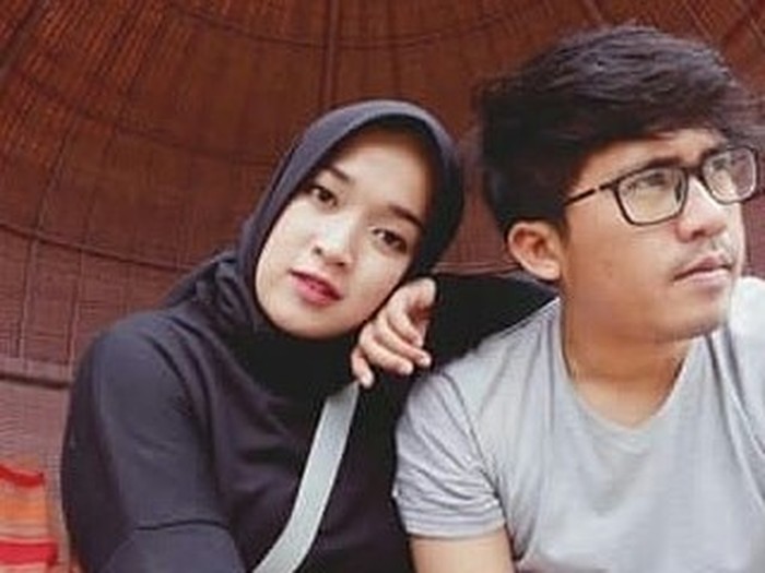 Kini, kisah cinta keduanya sedang berada di ujung tanduk. (foto: instagram.com/ririe_fairus/)