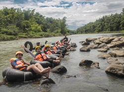 Uji Adrenalin River Tubing di Sungai Sarat Sejarah Kerajaan Majapahit