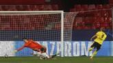 FOTO: Haaland Bersinar, Dortmund Bungkam Sevilla Borussia Dortmund berhasil mengalahkan Sevilla dengan skor 3-2 lewat dua gol dari Erling Haaland. Simak foto pilihan laga tersebut.