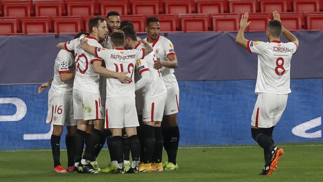 Sevilla menggeser Barcelona dari posisi ketiga klasemen usai menang 2-0 atas Osasuna dalam laga lanjutan Liga Spanyol.