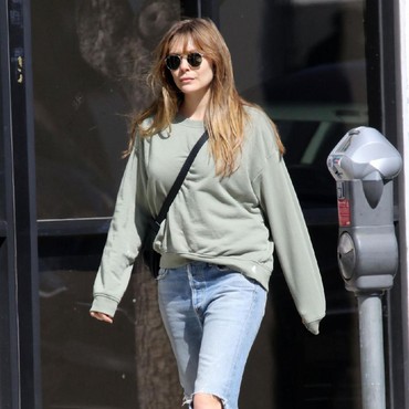 4 Gaya Kasual Elizabeth Olsen