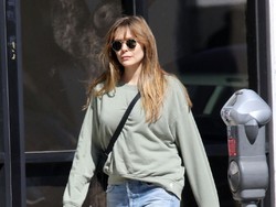 4 Gaya Kasual Elizabeth Olsen