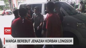 VIDEO: Warga Berebut Jenazah Korban Longsor
