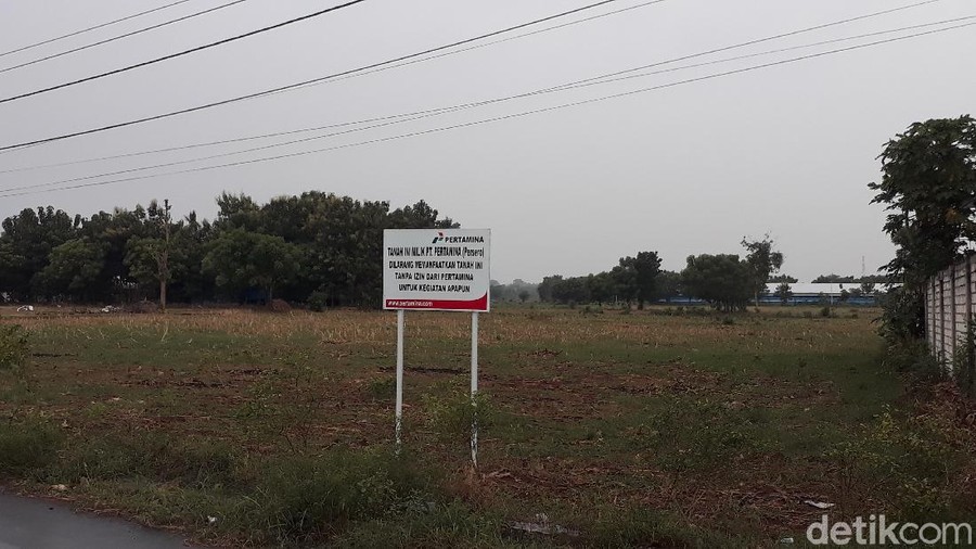 Desa Sumurgeneng, Kecamatan Jenu, Tuban disebut-sebut sebagai kampung miliarder. Sebab, ratusan warganya mendapat uang ganti rugi lahan untuk kilang minyak hingga miliaran Rupiah.