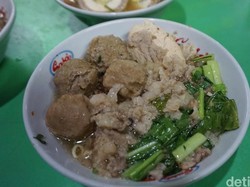 5 Tempat Jajan Bakso dengan Limpahan Tetelan yang Nampol