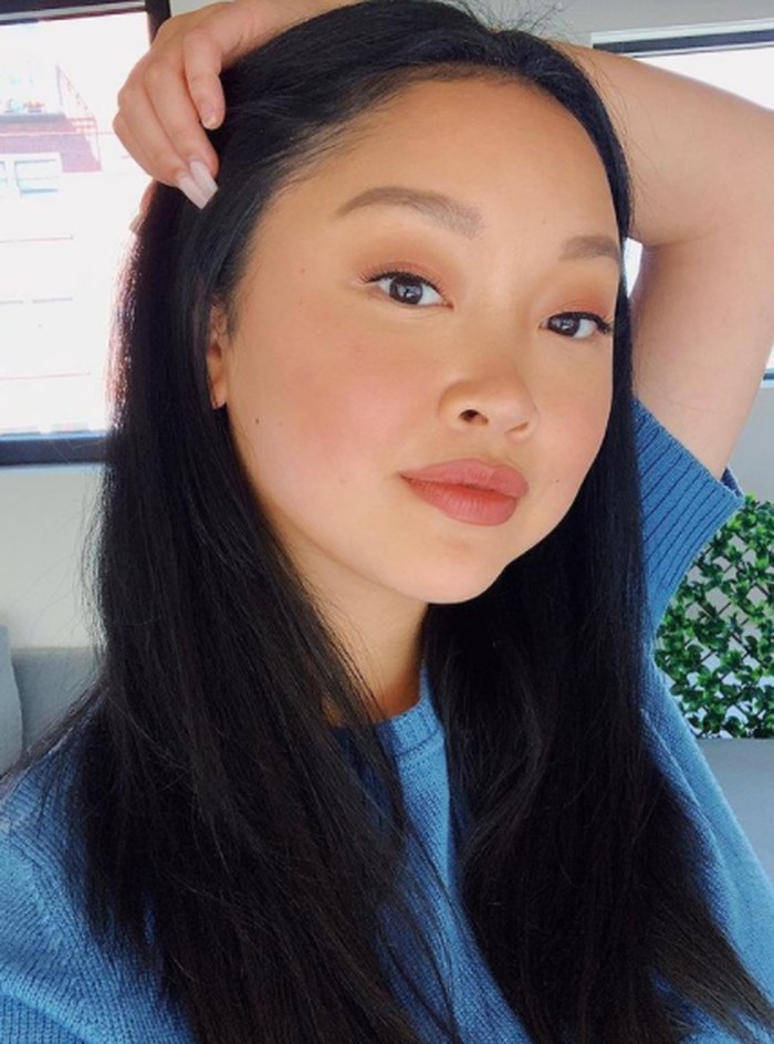 Bernama asli Lana Therese Condor, Lana Condor Lahir di Chan Tho, Vietnam 6 Oktober 1997, saat ini berusia 23 tahun. Pada tahun 1997 ia diadopsi oleh pasangan Amerika Mary Carol dan Bob Condor (Foto: Instagram/@lanacondor)