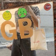 6 Inspirasi Gaya Kece Pakai Tote Bag Kanvas