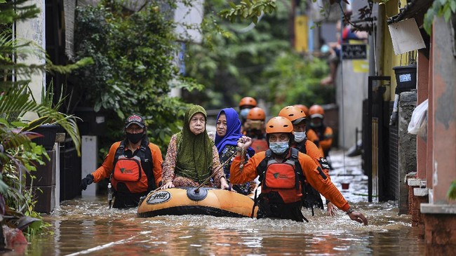 Sejumlah titik di wilayah DKI Jakarta masih tergenang banjir pada Minggu (21/2) pagi usai hujan deras mengguyur Ibu Kota sejak Sabtu dini hari.
